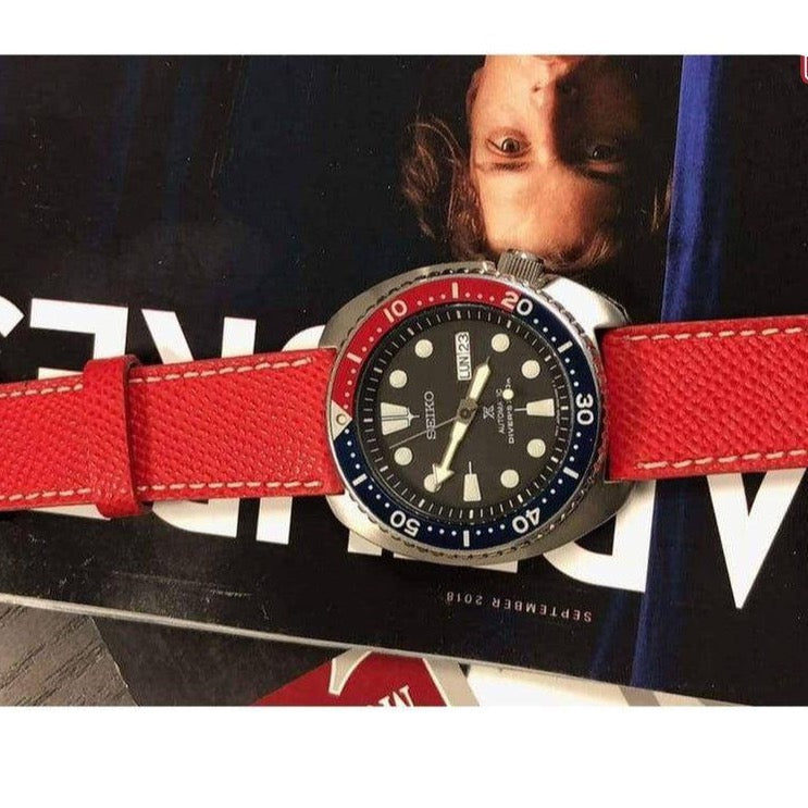 Cinturino Epsom rosso indossato su Seiko Sub mostra contrasto dinamico e carattere sportivo raffinato