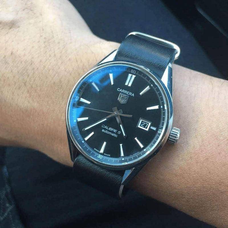 Cinturino NATO pelle nera 20mm indossato su TAG Carrera mostra eleganza raffinata design 