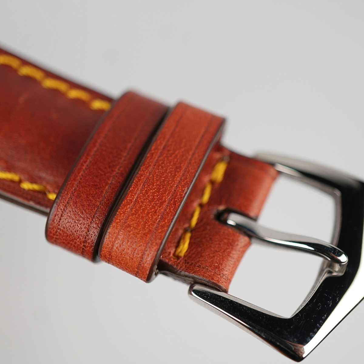 Cinturino vintage cognac con cucitura perimetrale patina