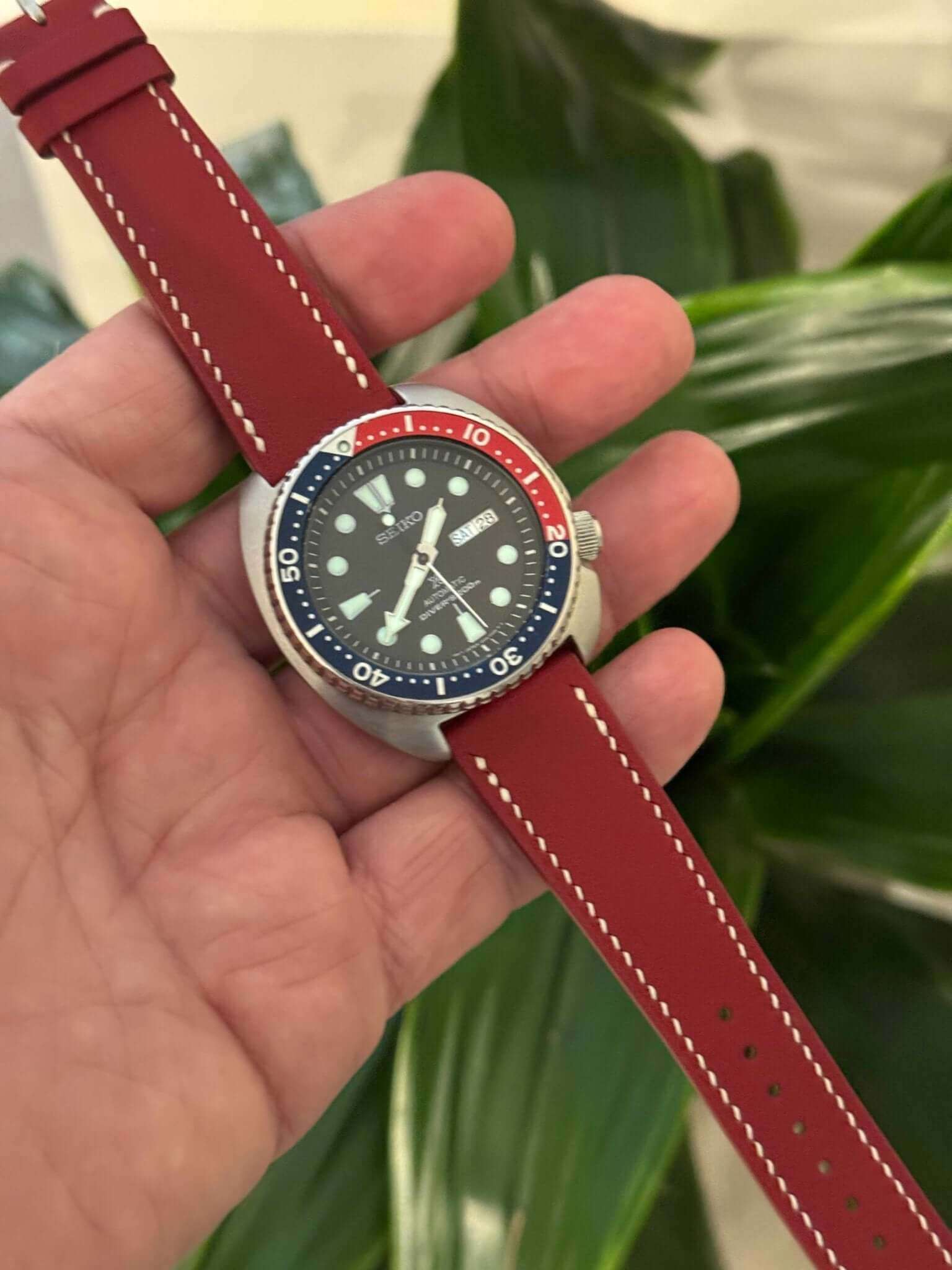 Cinturino Swift rosso montato su Seiko Sub