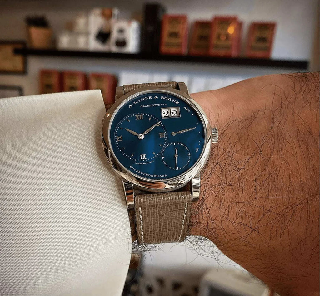 cinturino saffiano Taupe montato su Lange & Shone